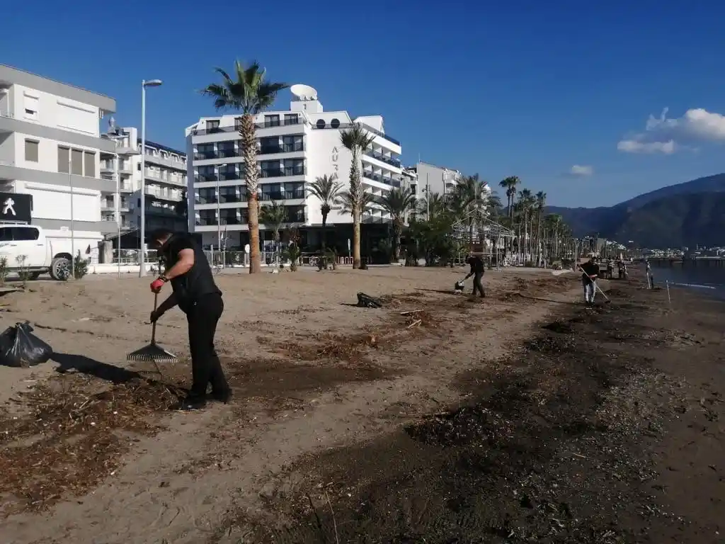 Marmaris sahilde temizlik çalışması yapıldı
