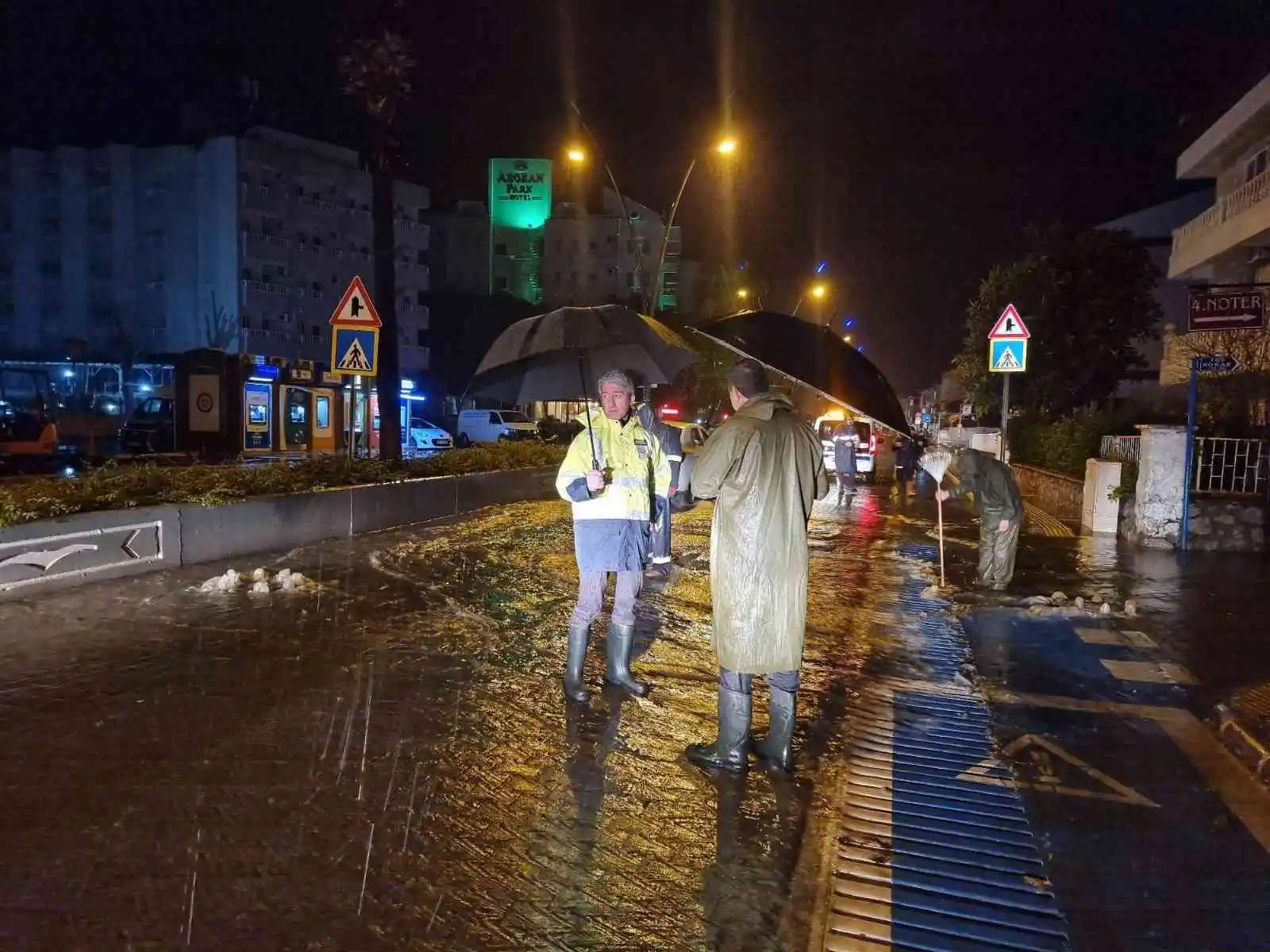 Marmaris'te belediye ekipleri yağmur nöbetinde
