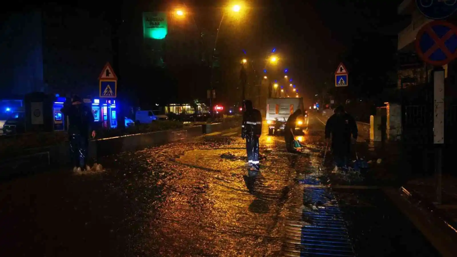 Marmaris’te sağanak yağış etkili oluyor