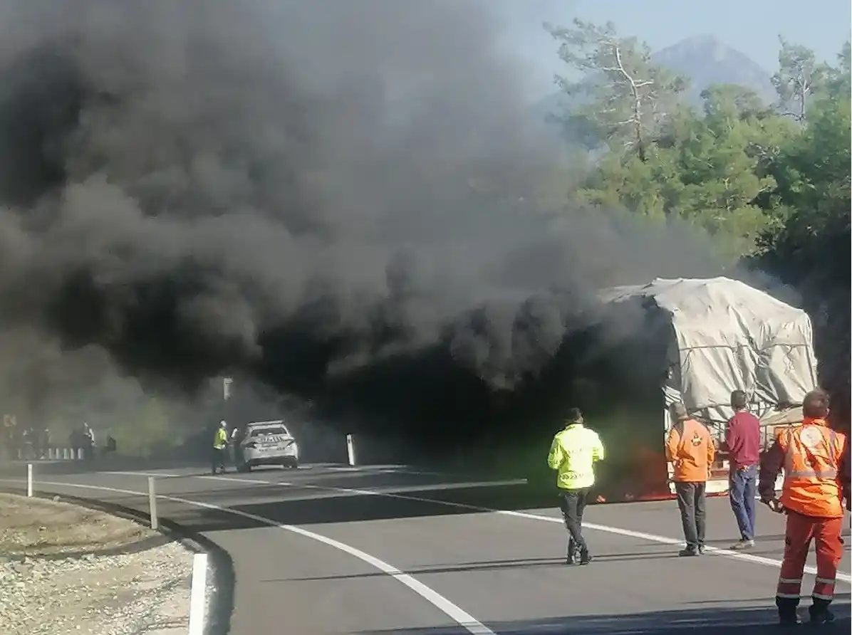 Marmaris'te seyir halindeki tomruk yüklü tır alev aldı
