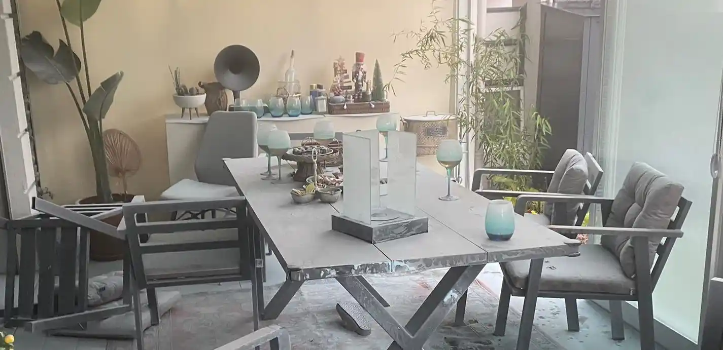 Masa üstü şöminesi patladı 4 kişi yaralandı