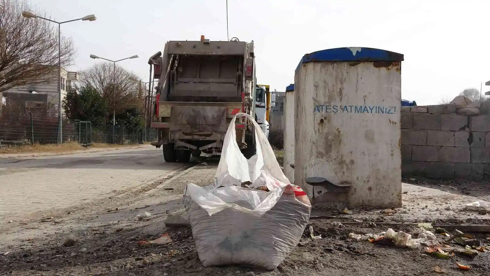 Mazıdağı'nda çöplerin toplanmaması tepkiye neden oldu

