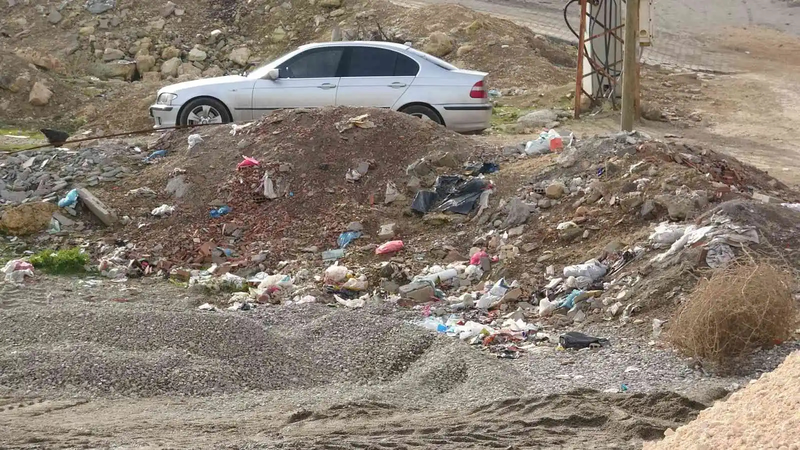 Mazıdağı’nda çöplerin toplanmaması tepkiye neden oldu
