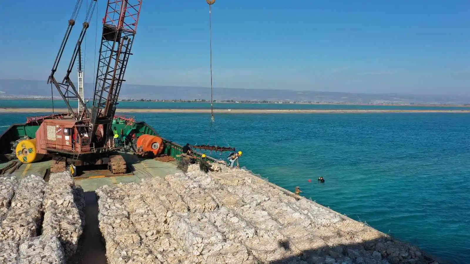 Mersin’de deniz kıyısına 2 bin metrelik koruma kalkanı