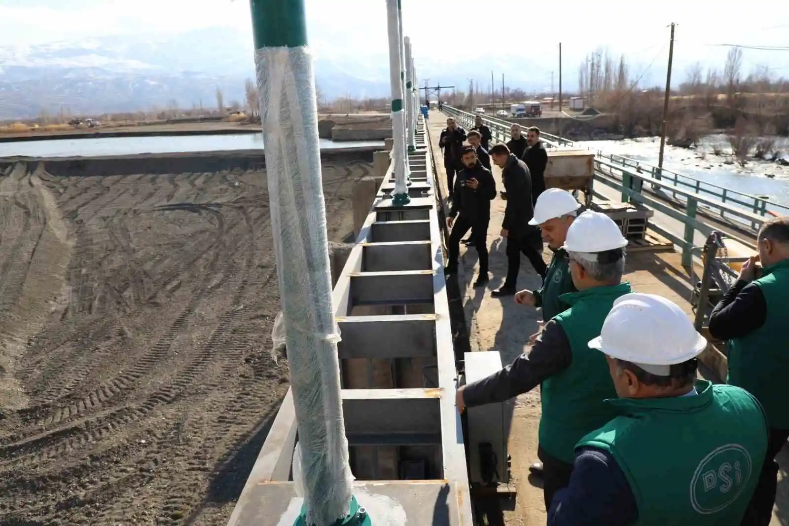 Mertekli Regülatöründe yenileme çalışmaları sonrasında yapımı tamamlanan kapaklar indirildi