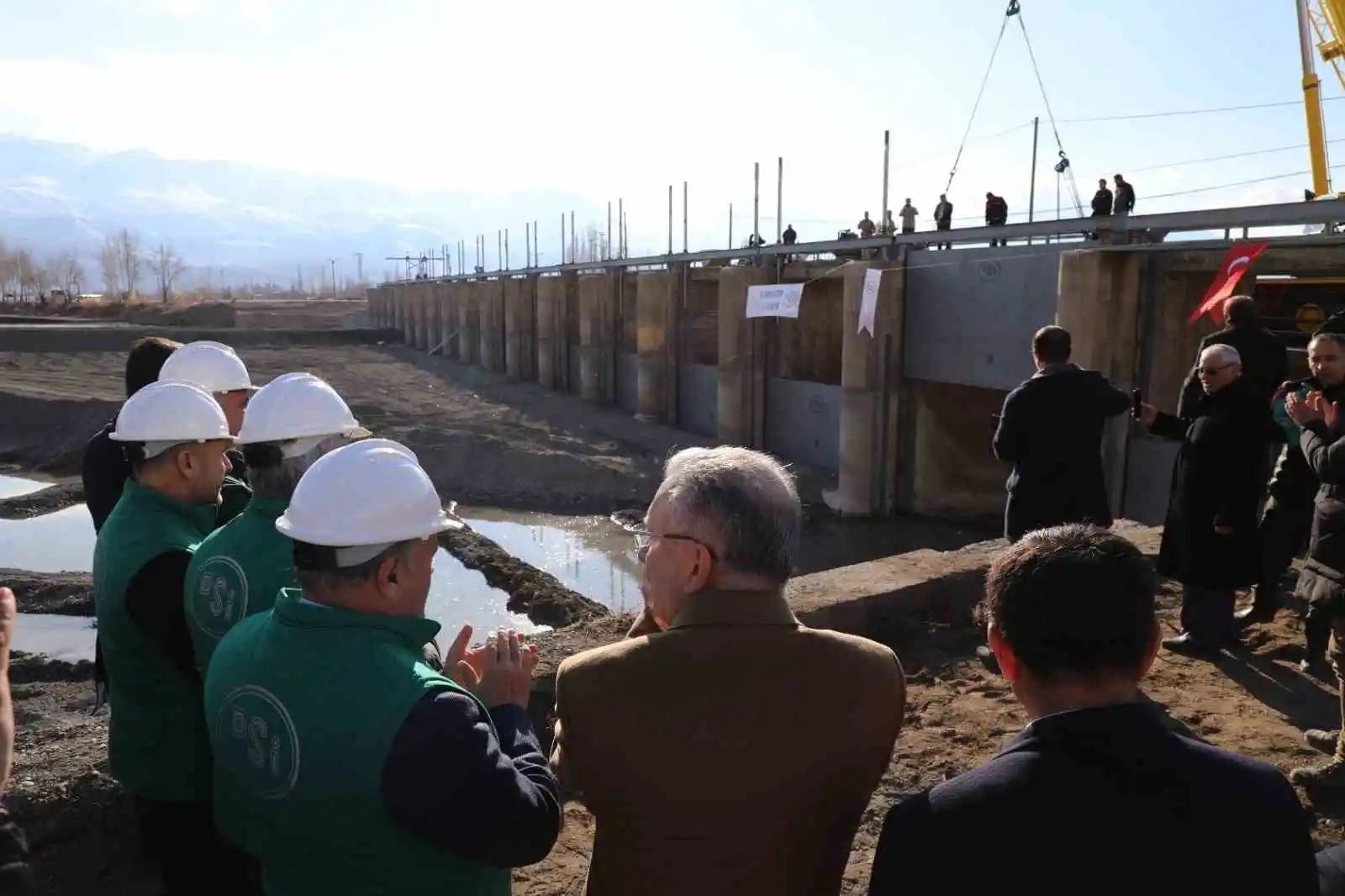 Mertekli Regülatöründe yenileme çalışmaları sonrasında yapımı tamamlanan kapaklar indirildi
