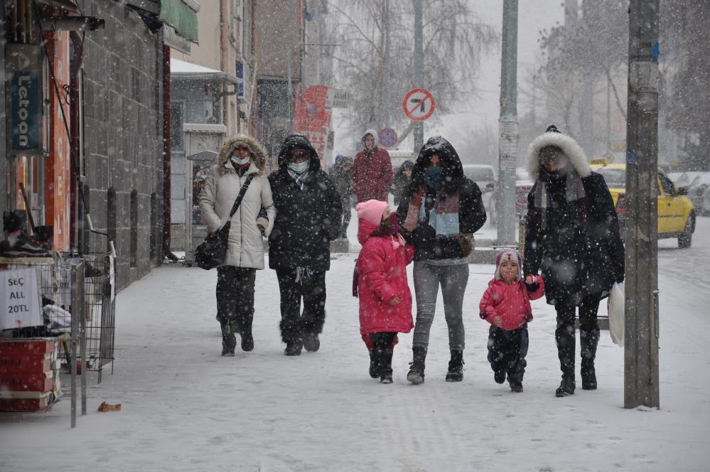 Meteoroloji uyarmıştı, Kars'ta kar yağışı etkili oluyor