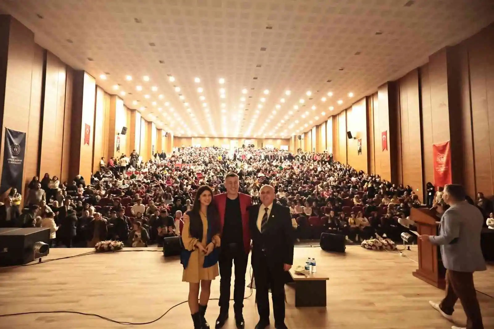 Metin Şentürk yurtlarda kalan öğrencilerle buluştu
