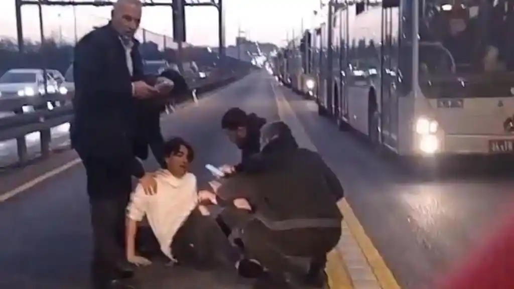 Metrobüs yoluna giren genç kazaya neden oldu: 4 yaralı
