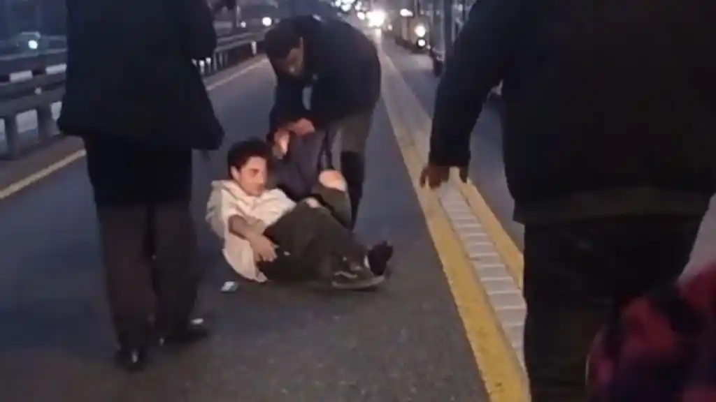 Metrobüs yoluna giren genç kazaya neden oldu: 4 yaralı
