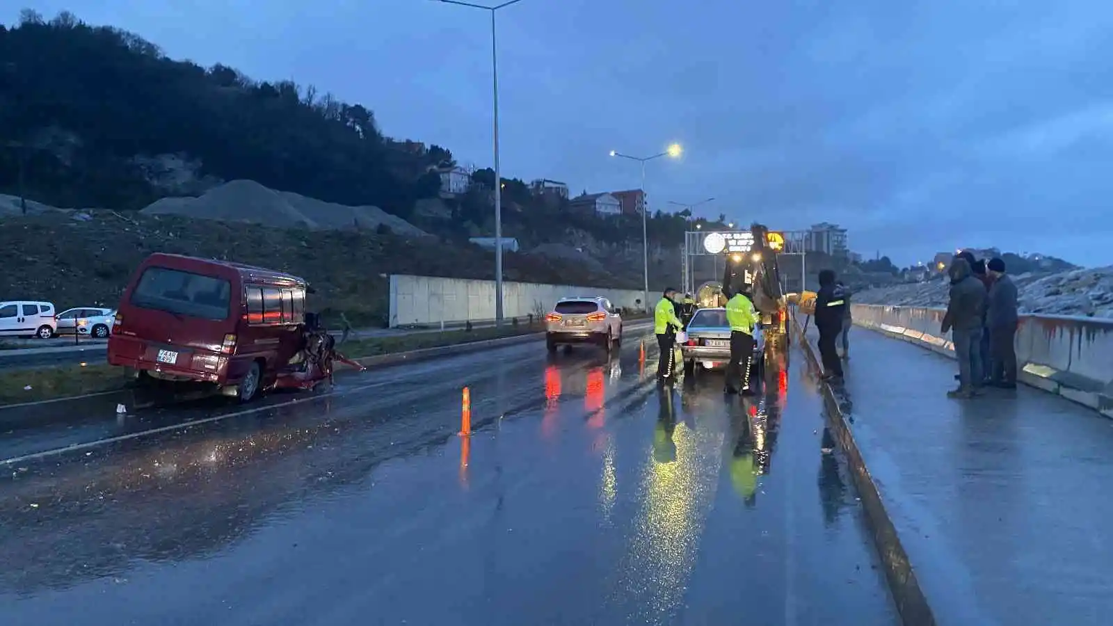 Minibüs iş makinesine arkadan çarptı: 1'i ağır 3 yaralı
