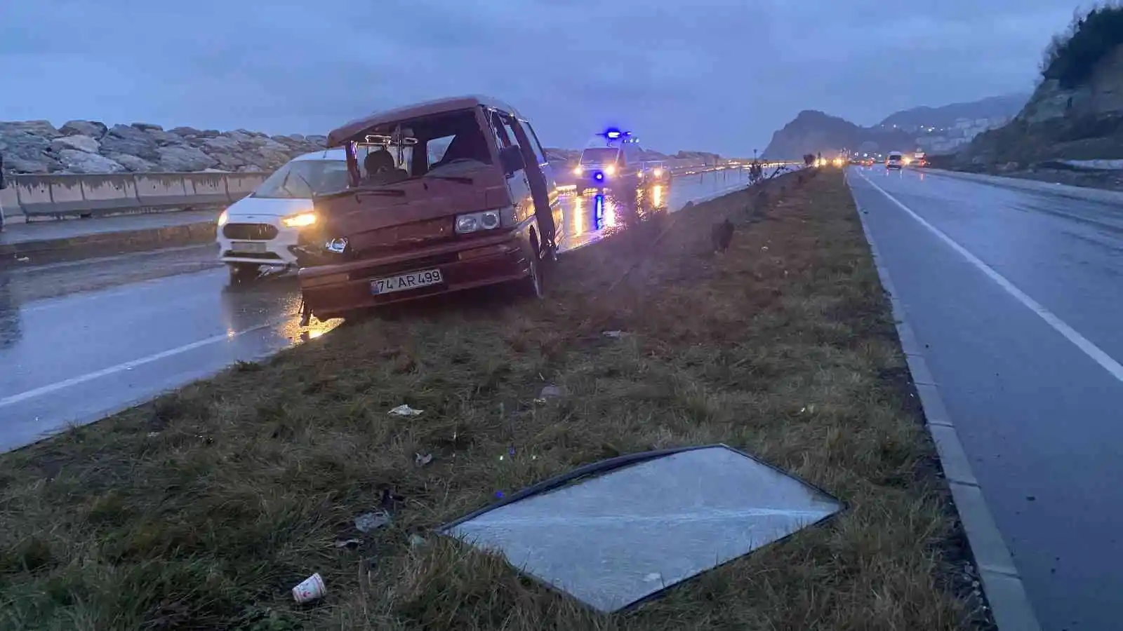 Minibüs iş makinesine arkadan çarptı: 1’i ağır 3 yaralı
