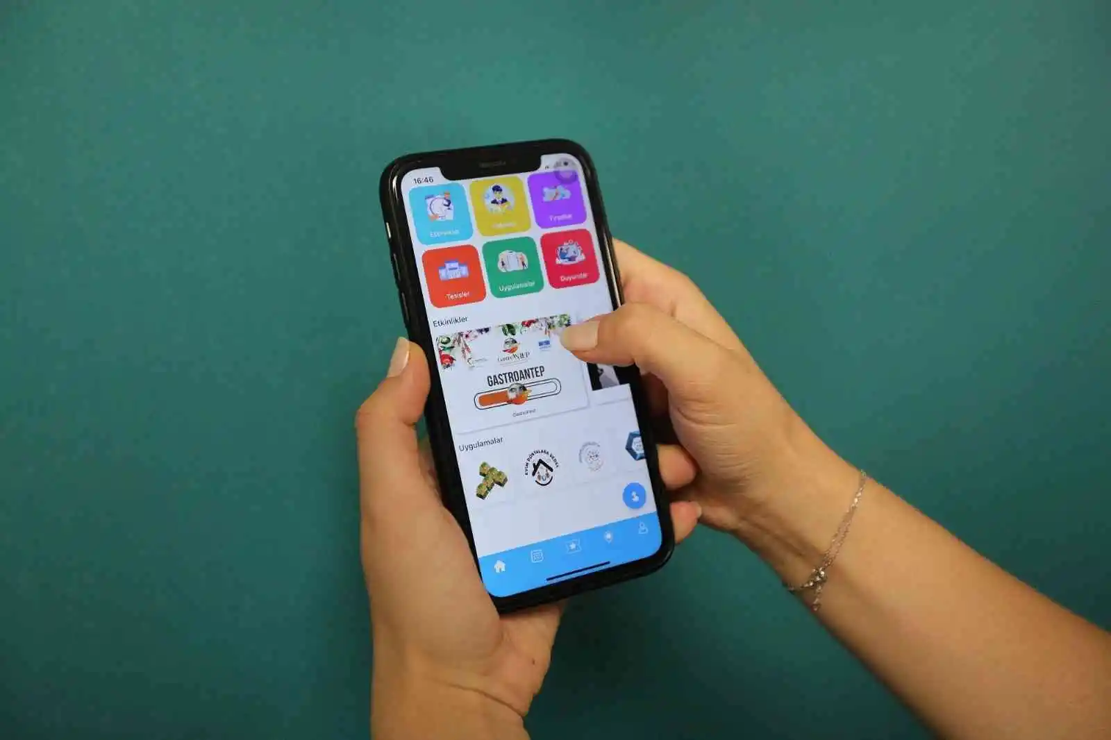 Mobil uygulama ile gençlere hediye dağıtıldı