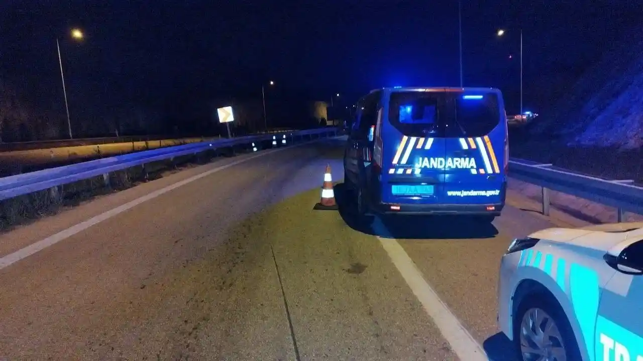 Motosiklet bariyerlere çarptı: 1 ölü, 1 yaralı