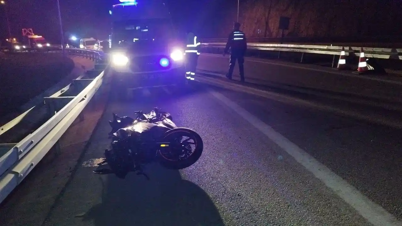 Motosiklet bariyerlere çarptı: 1 ölü, 1 yaralı
