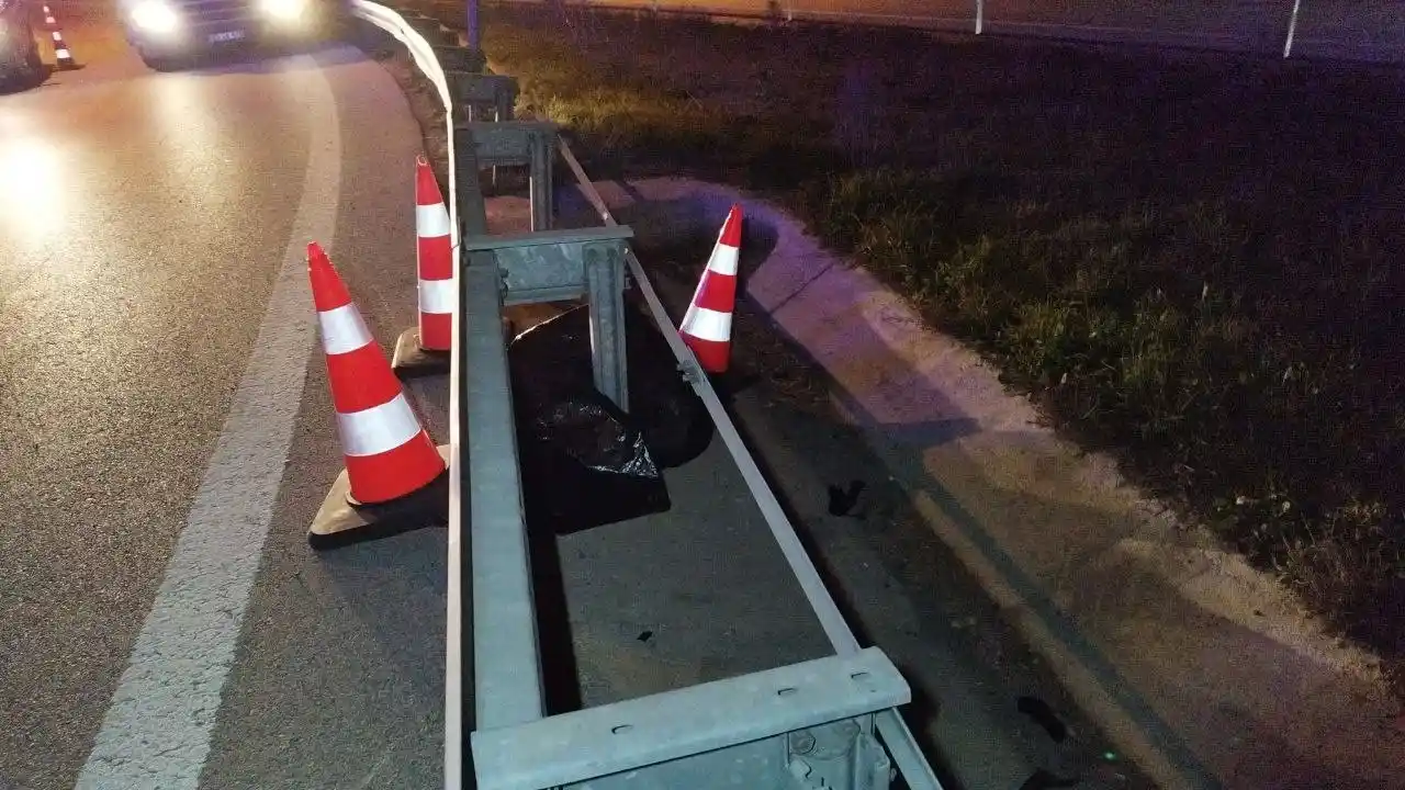 Motosiklet bariyerlere çarptı: 1 ölü, 1 yaralı