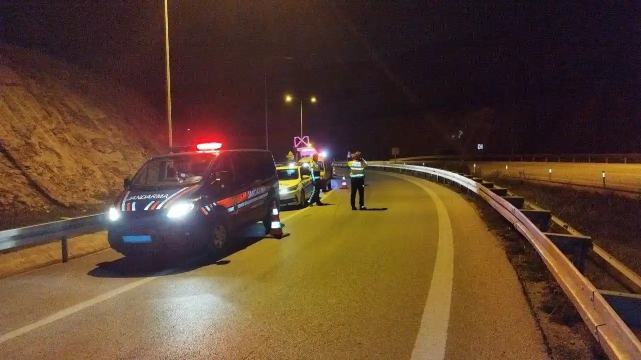 Motosiklet bariyerlere çarptı: 1 ölü, 1 yaralı