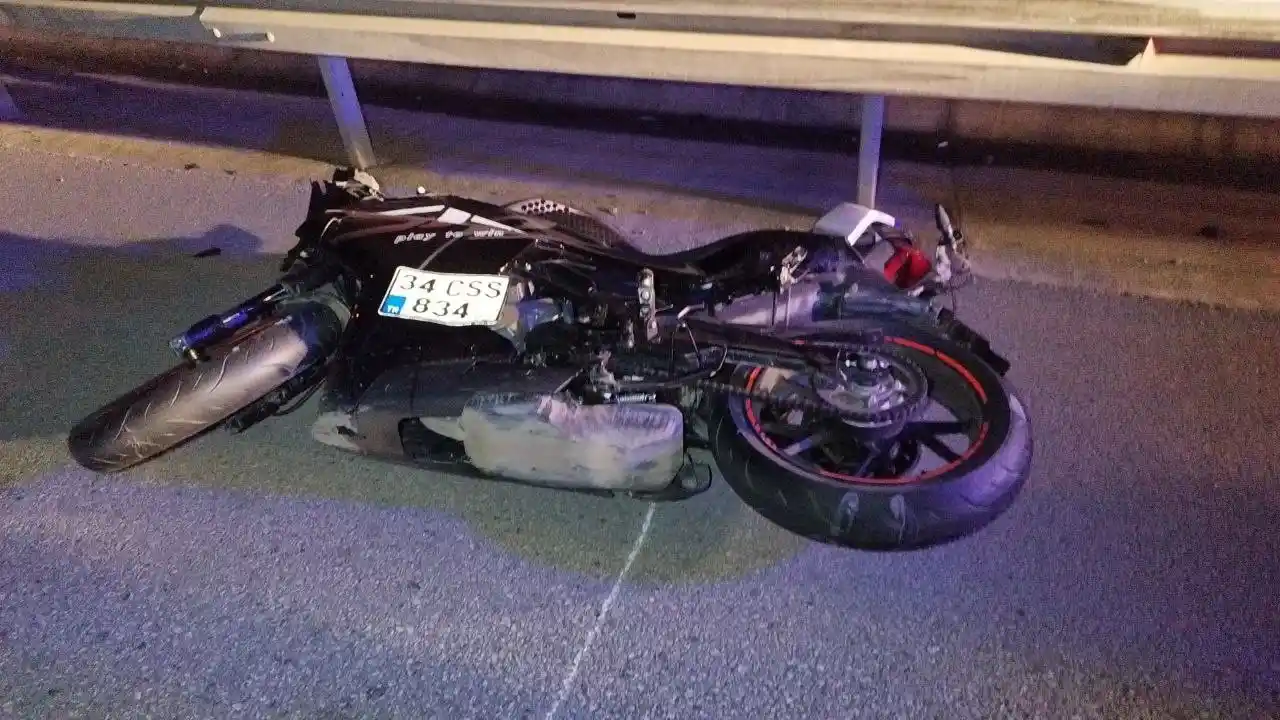 Motosiklet bariyerlere çarptı: 1 ölü, 1 yaralı