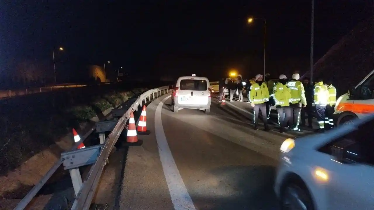 Motosiklet bariyerlere çarptı: 1 ölü, 1 yaralı