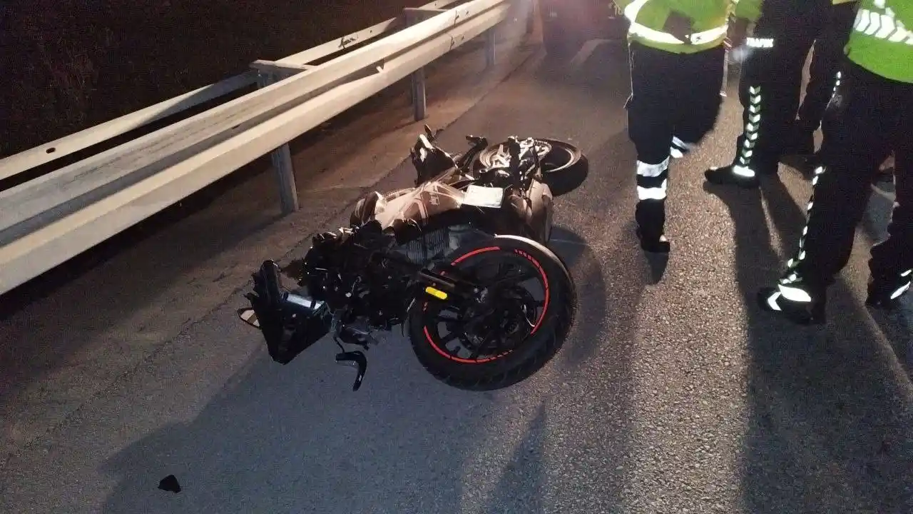 Motosiklet bariyerlere çarptı: 1 ölü, 1 yaralı