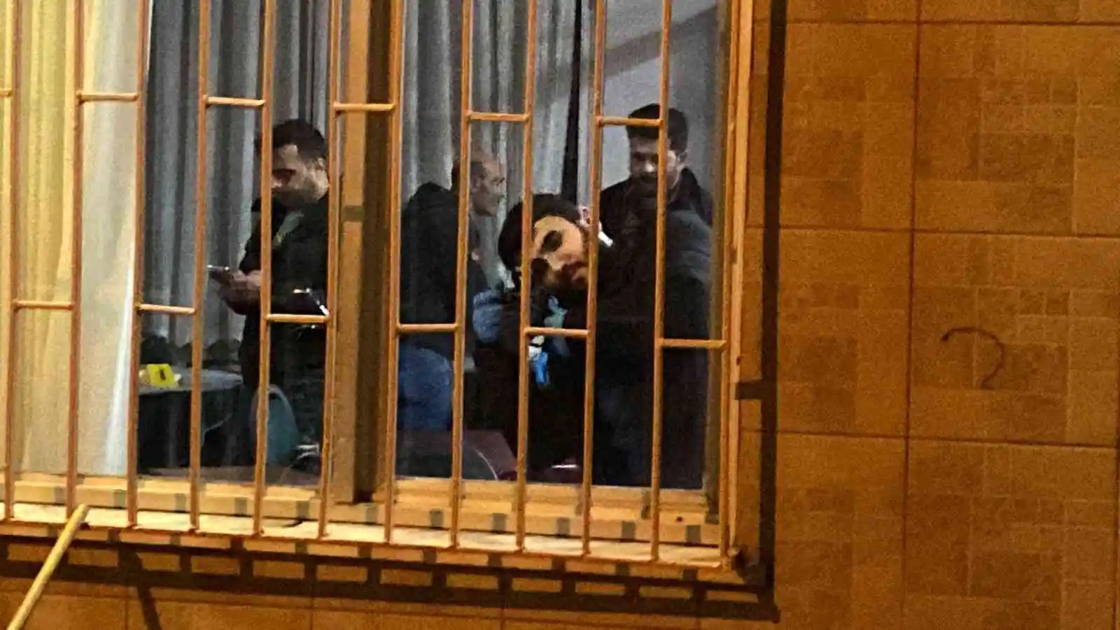 Motosikletli maskeli saldırganlardan kıraathaneye silahlı saldırı: 1’i ağır 3 yaralı