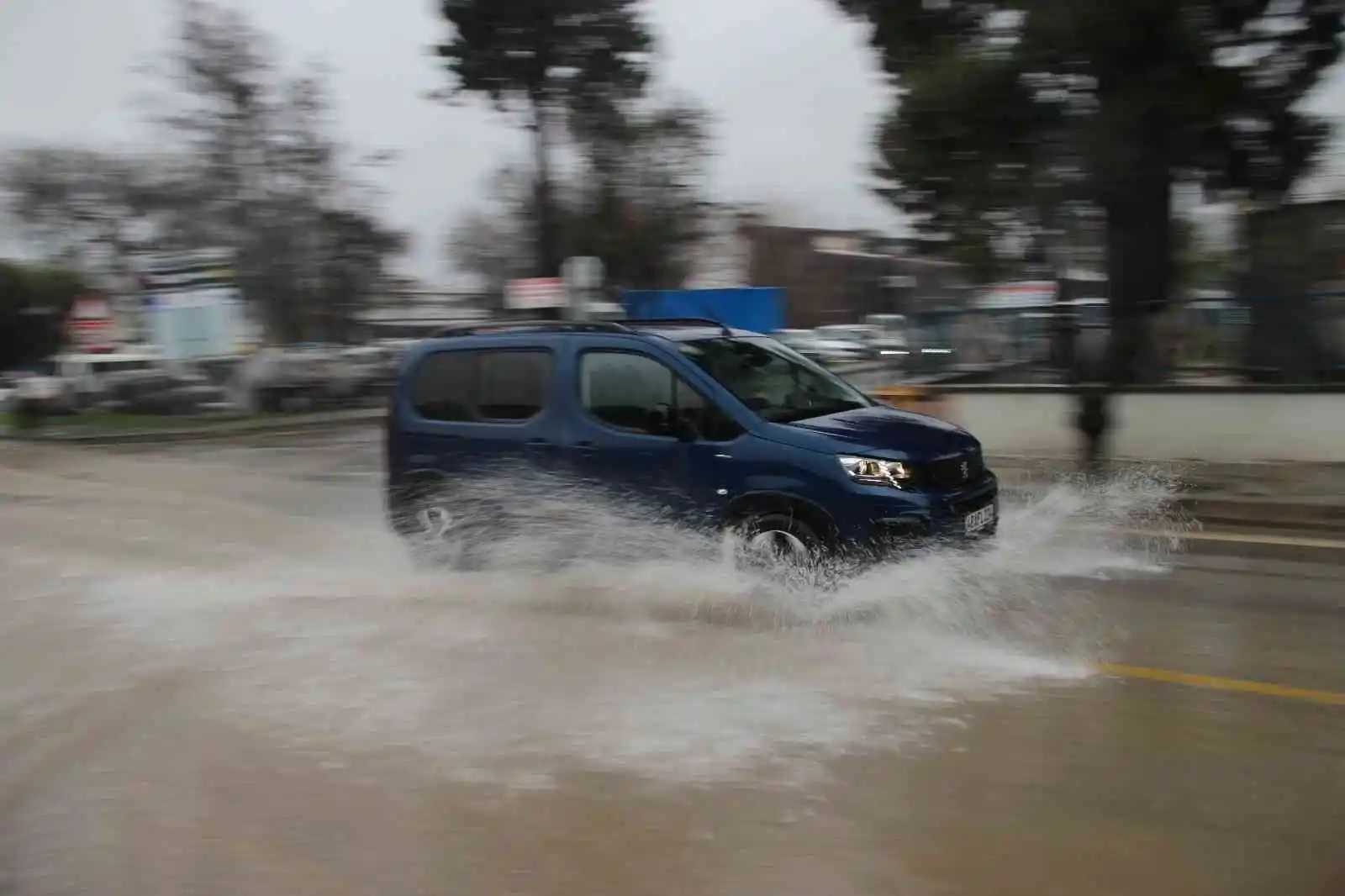 Muğla’da sağanak yağış etkili oluyor