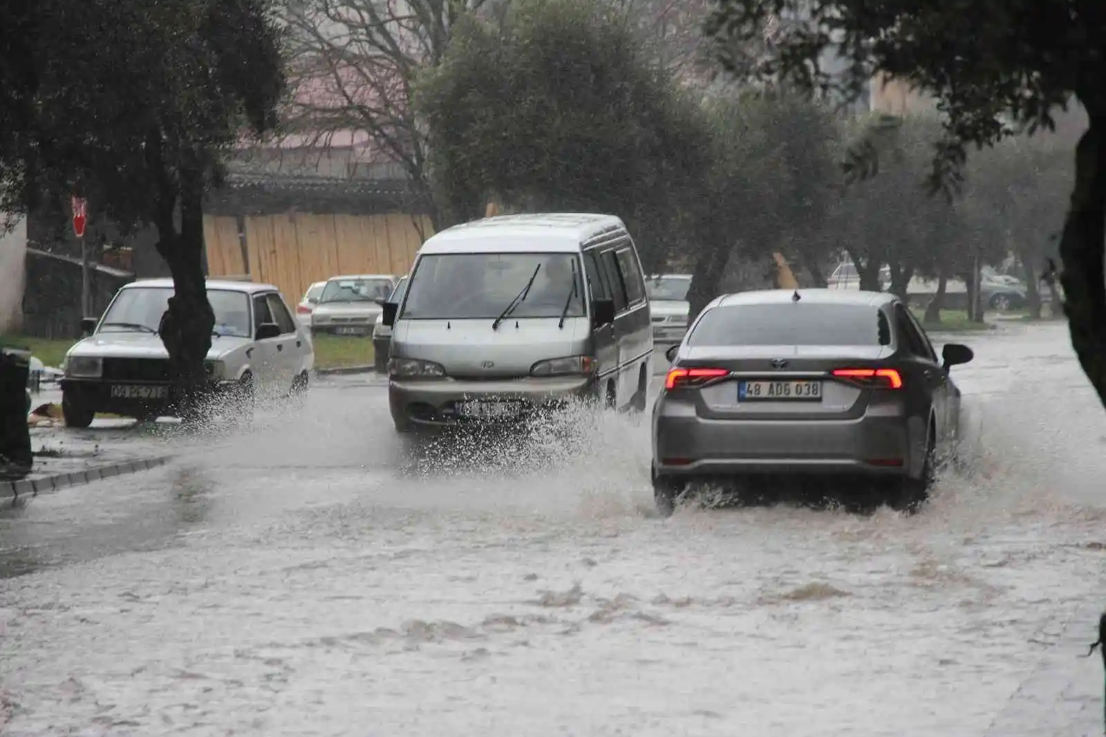 Muğla’da sağanak yağış etkili oluyor