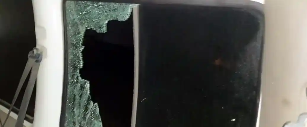 Muhtarın aracına mezarlıkta silahlı saldırı