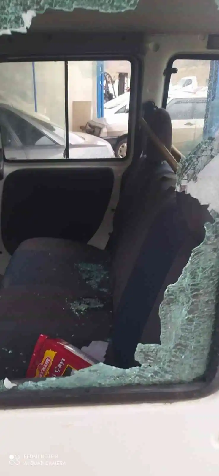 Muhtarın aracına mezarlıkta silahlı saldırı