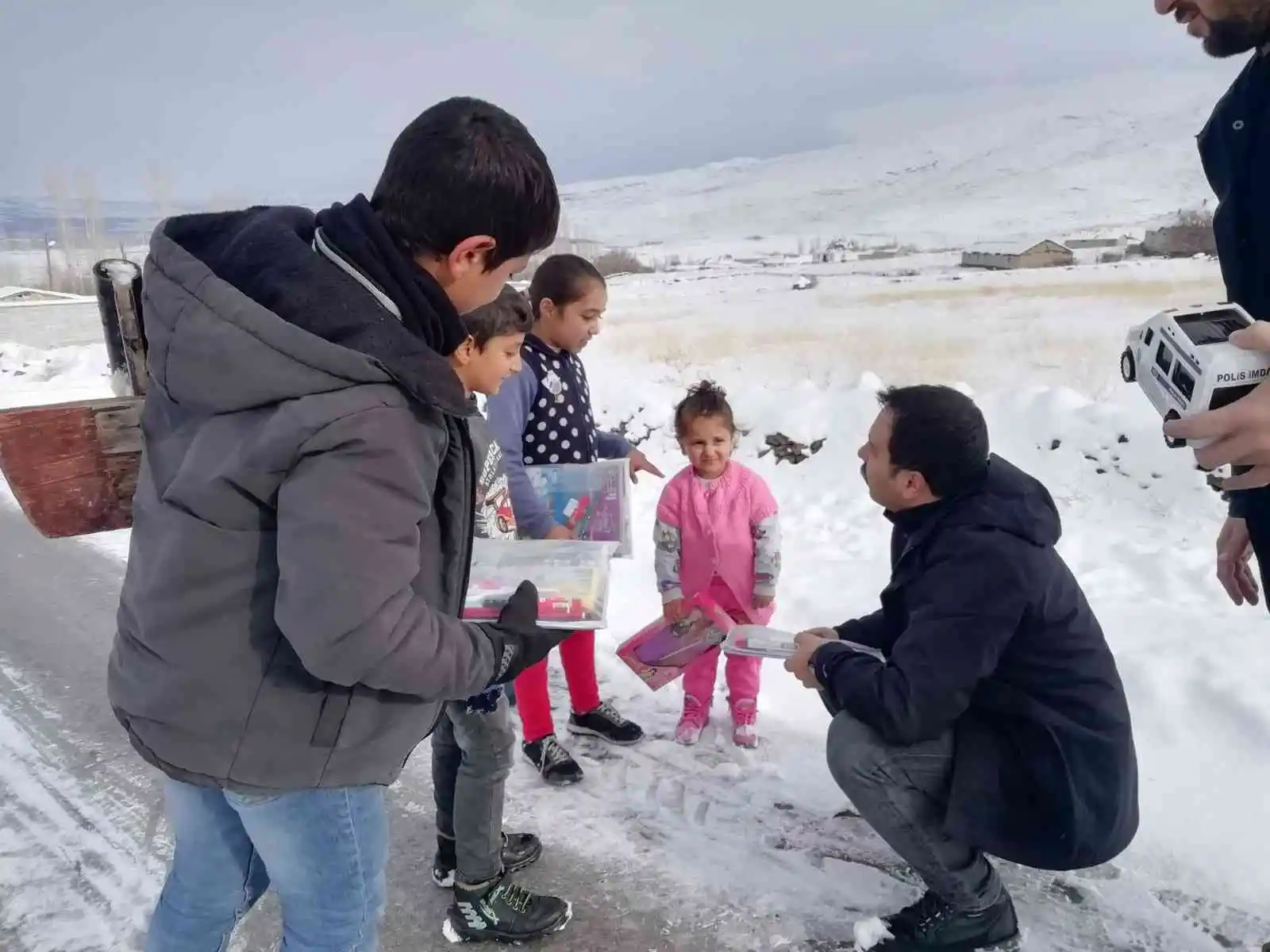 Muradiye’de karla mücadele çalışmaları başladı
