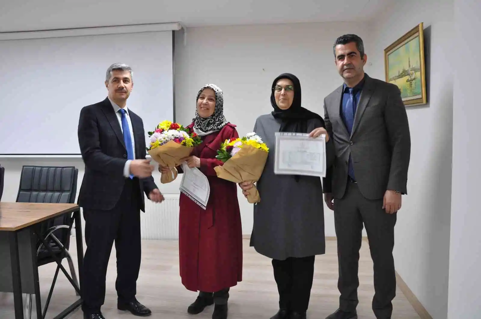 Mustafakemalpaşa'da açık lise mezunları diplomalarını aldı