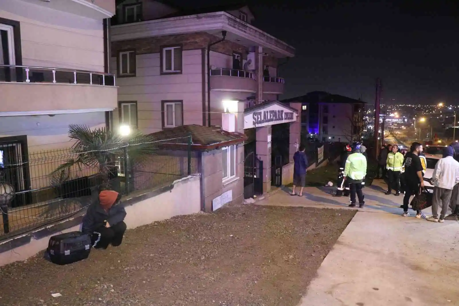 Mutfakta çıkan yangın binayı sokağa döktü: 1 kişi dumandan etkilendi