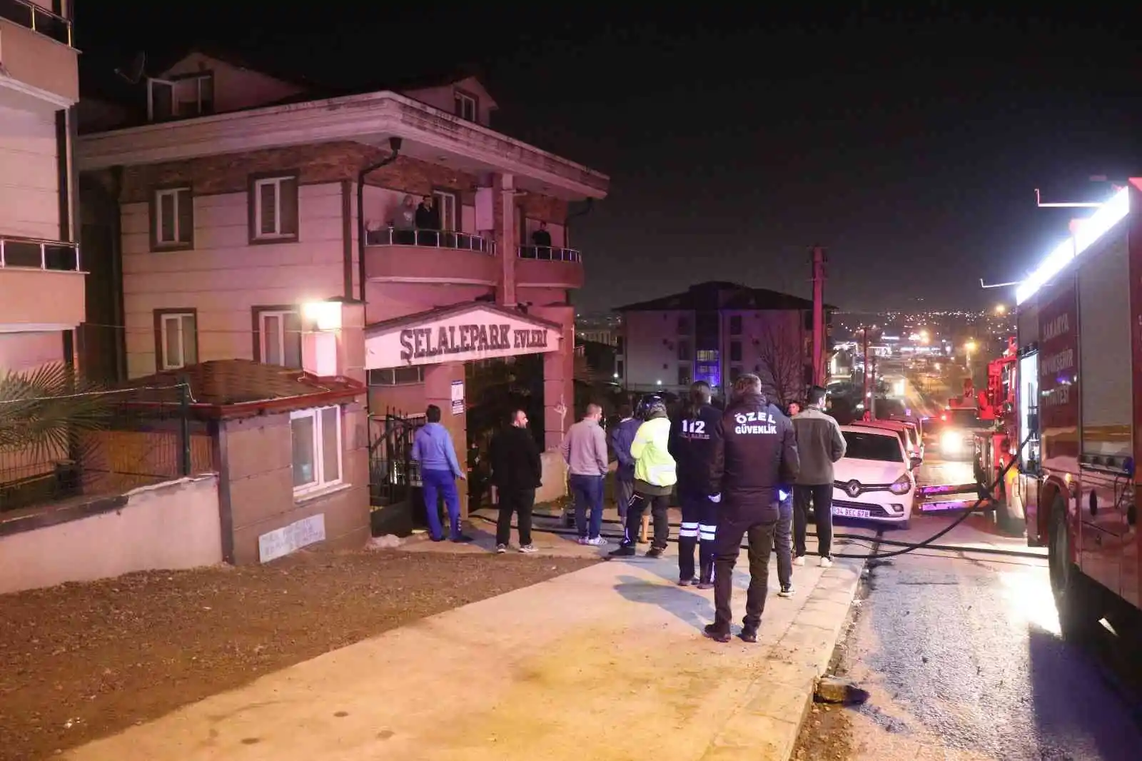 Mutfakta çıkan yangın binayı sokağa döktü: 1 kişi dumandan etkilendi