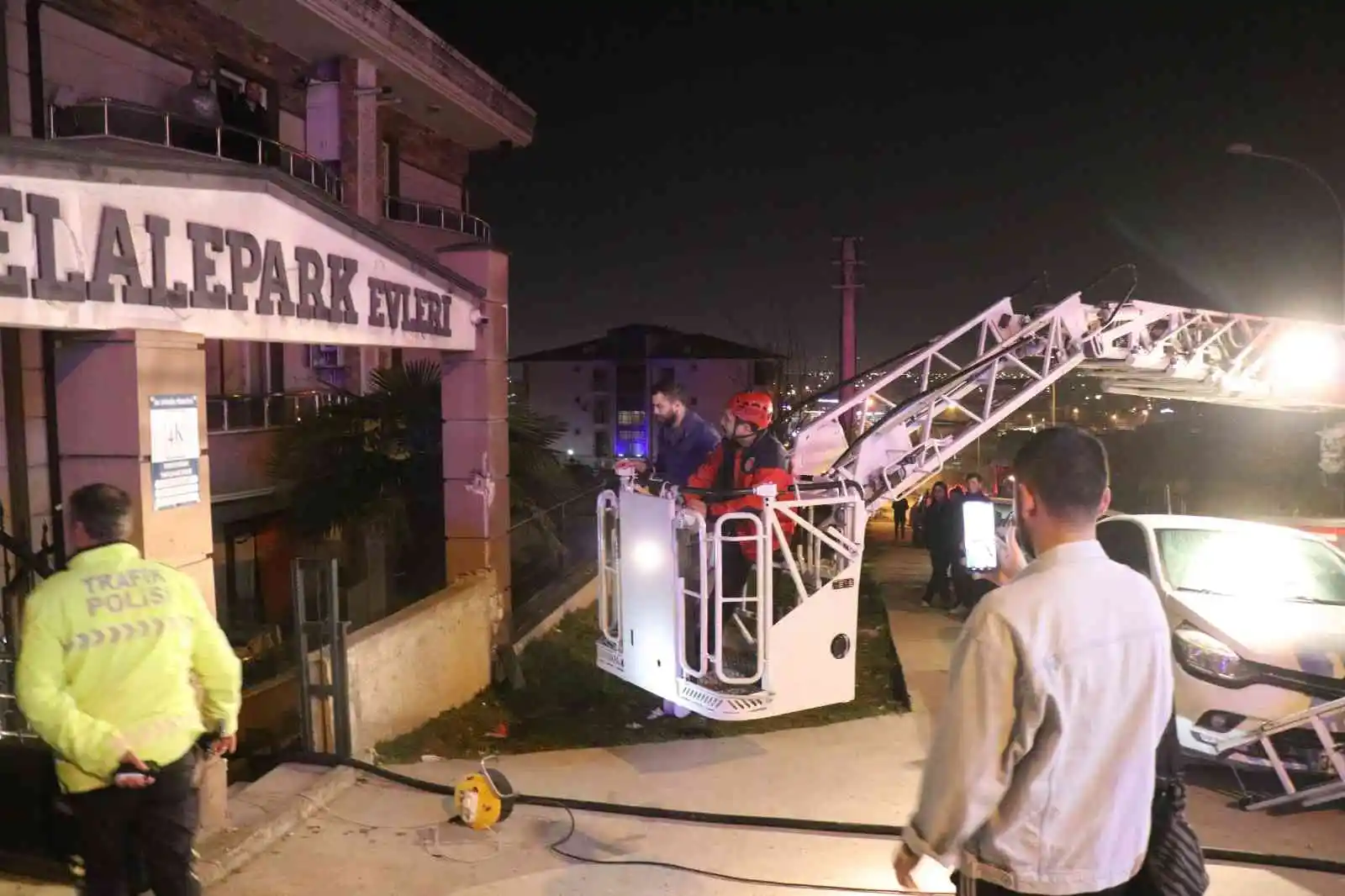 Mutfakta çıkan yangın binayı sokağa döktü: 1 kişi dumandan etkilendi