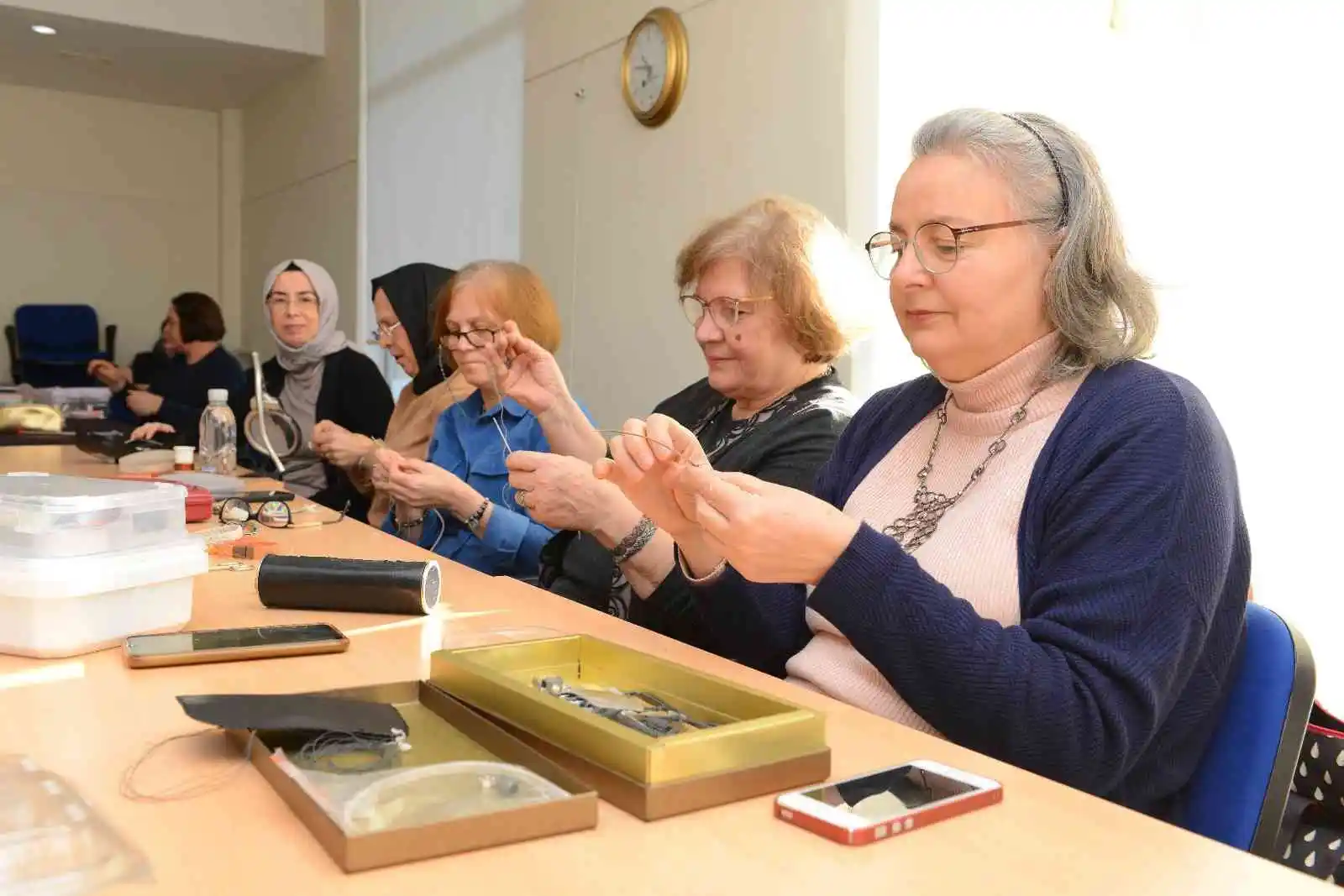 NİLSEM kursiyerleri gümüş kazaz sanatını öğreniyor
