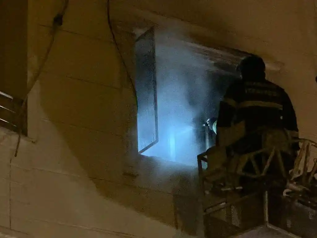 Nusaybin’de çıkan yangın evi kullanılamaz hale getirdi