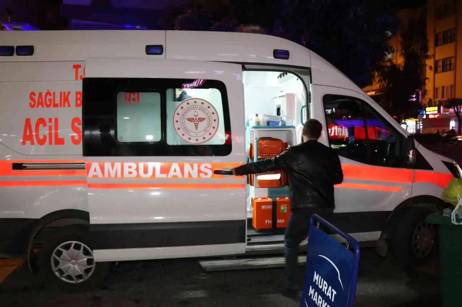 Oğlu tarafından bıçaklanan kadın yaralı halde markete sığındı