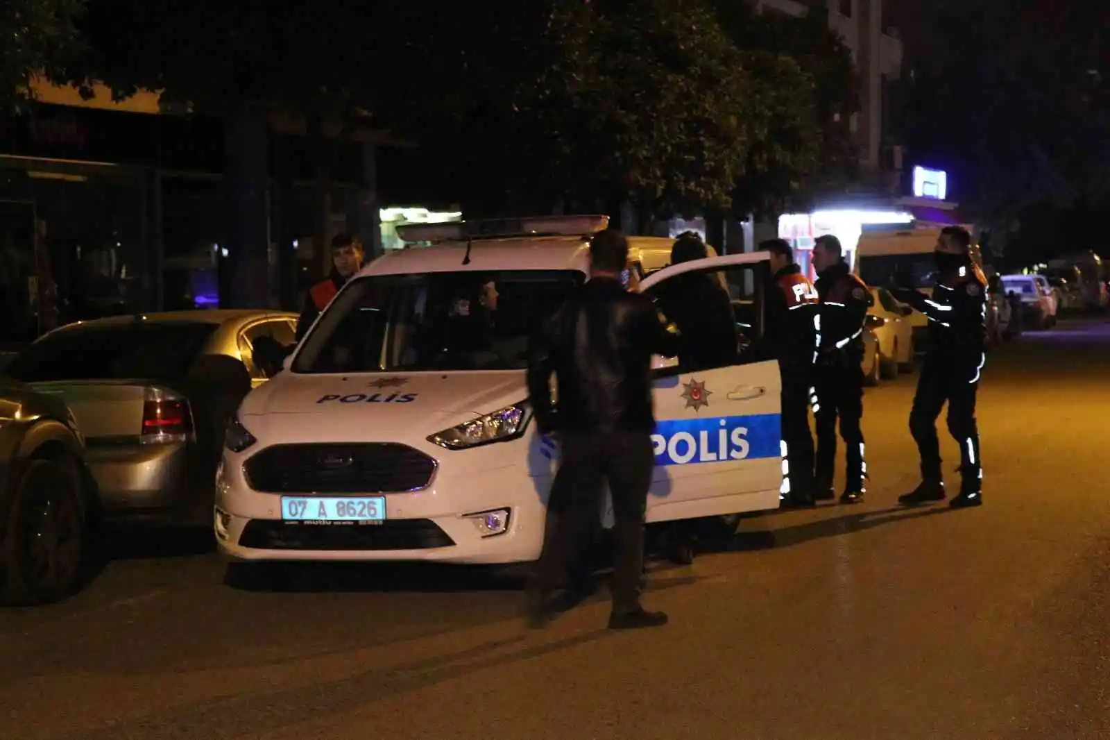 Oğlu tarafından bıçaklanan kadın yaralı halde markete sığındı