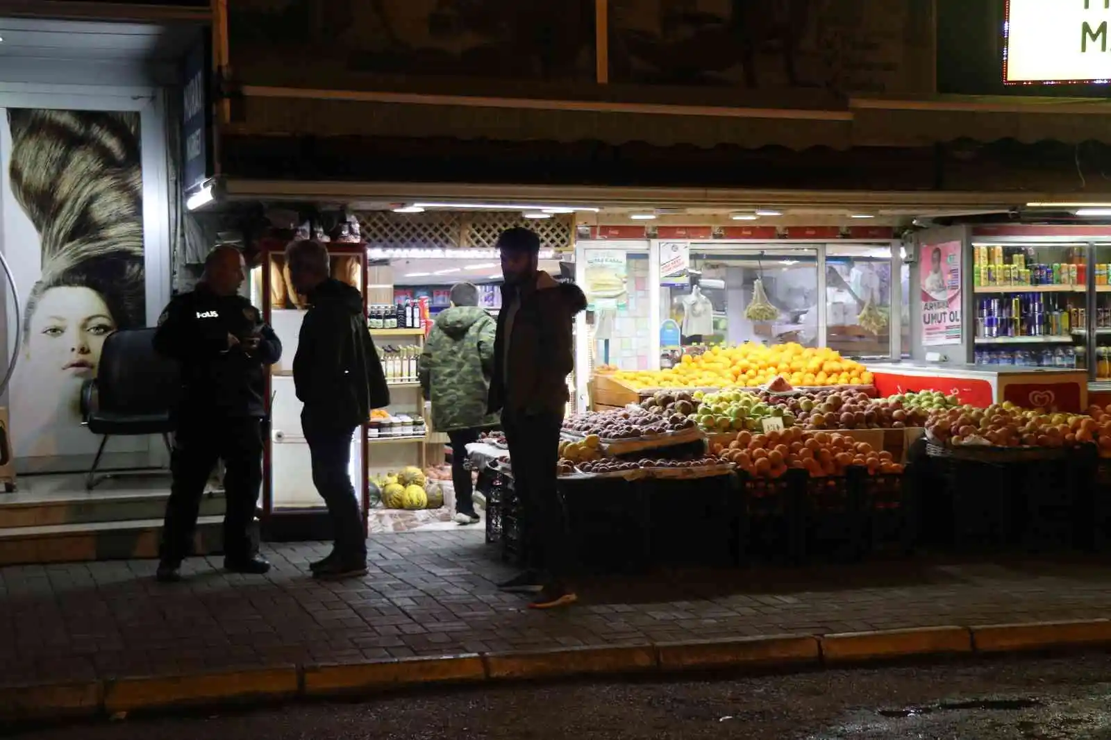 Oğlu tarafından bıçaklanan kadın yaralı halde markete sığındı
