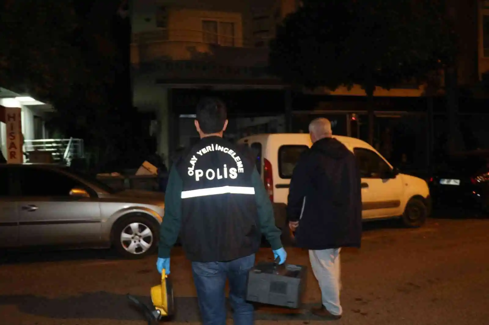 Oğlu tarafından bıçaklanan kadın yaralı halde markete sığındı