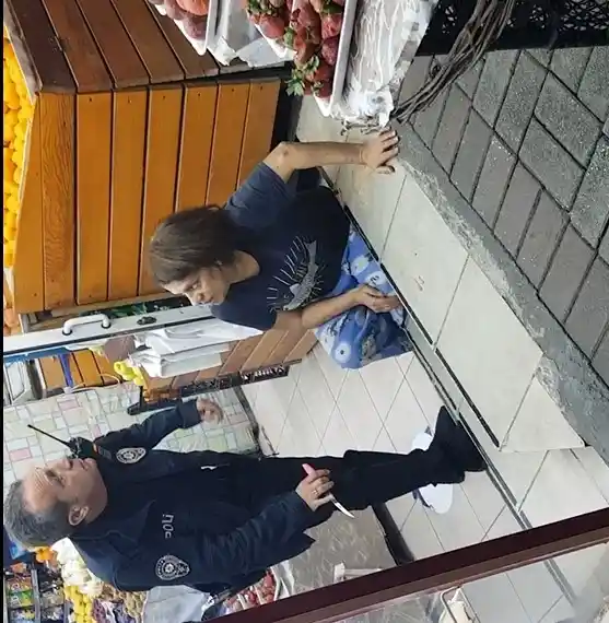 Oğlu tarafından bıçaklanan kadın yaralı halde markete sığındı