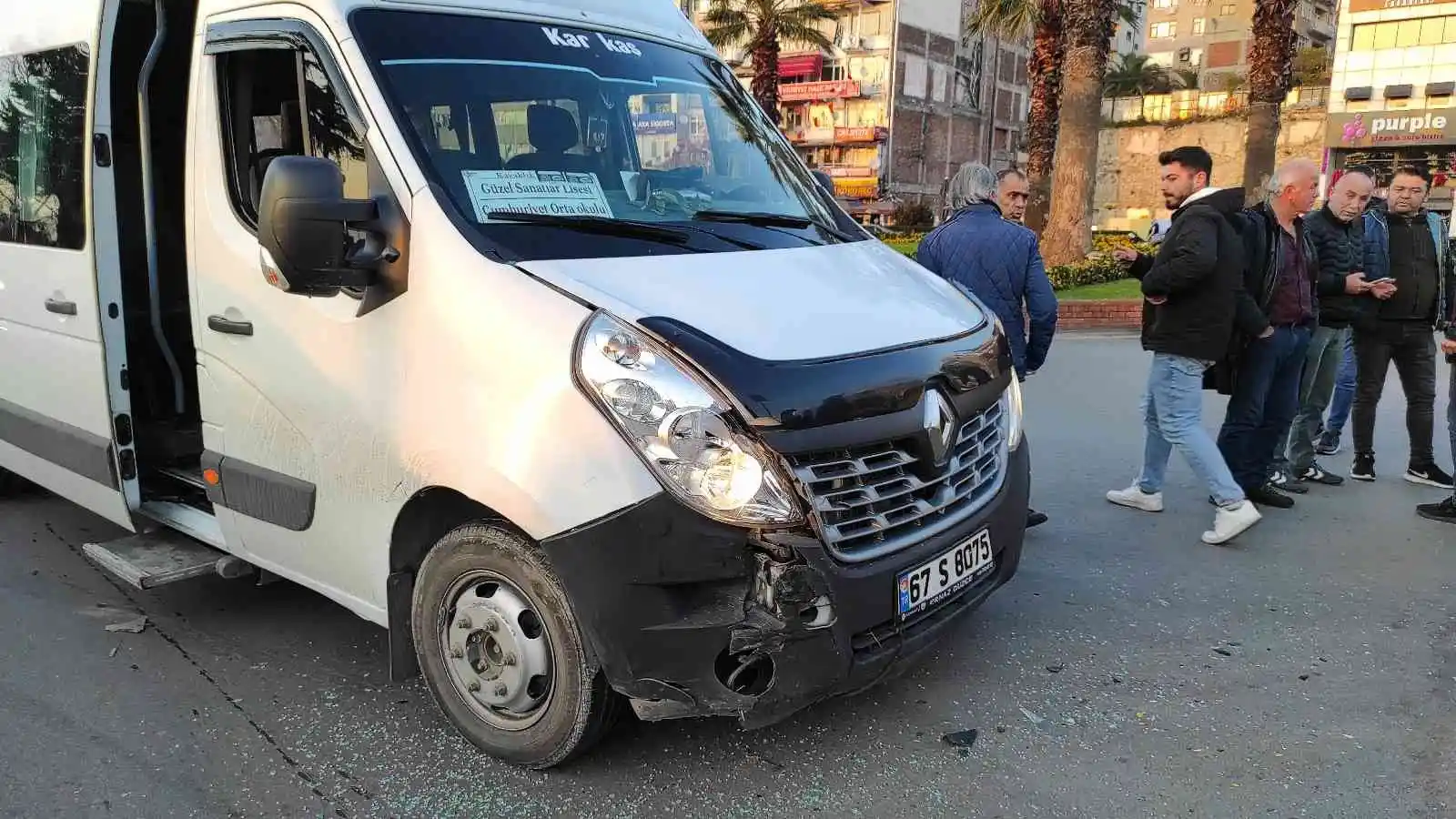 Öğrenci servisiyle ticari taksi çarpıştı