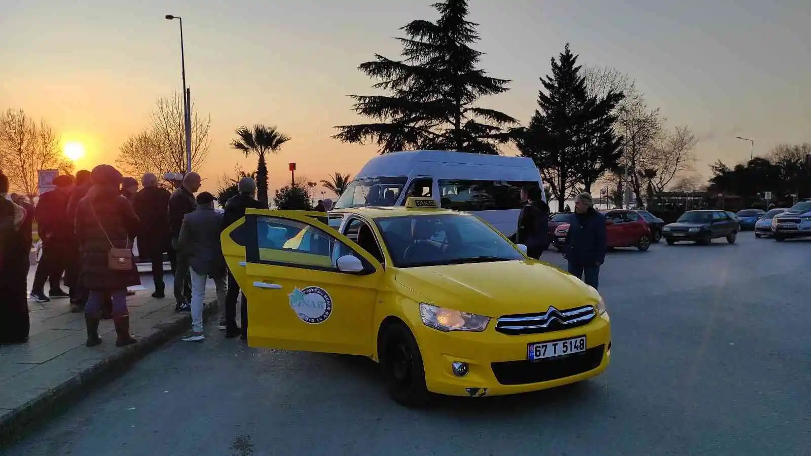 Öğrenci servisiyle ticari taksi çarpıştı