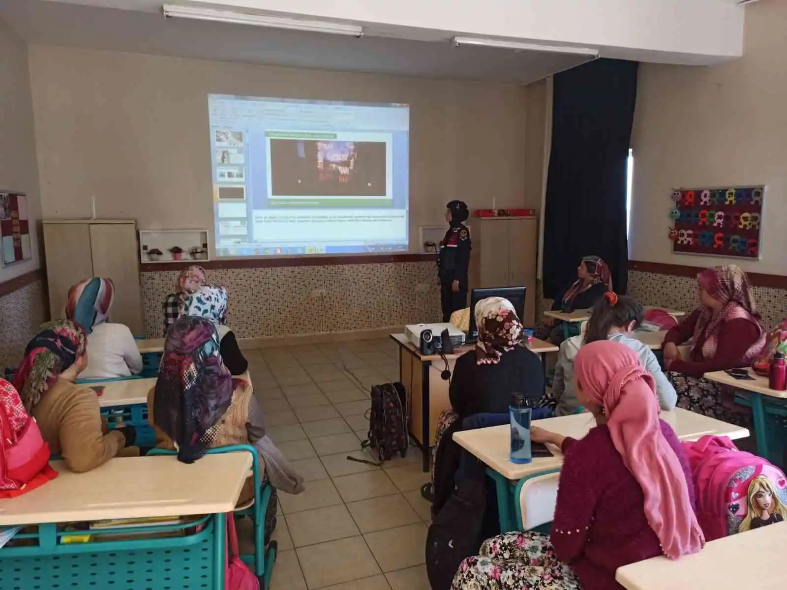 Öğrenci velilerine jandarmadan "En iyi Narkotik Anne" eğitimi
