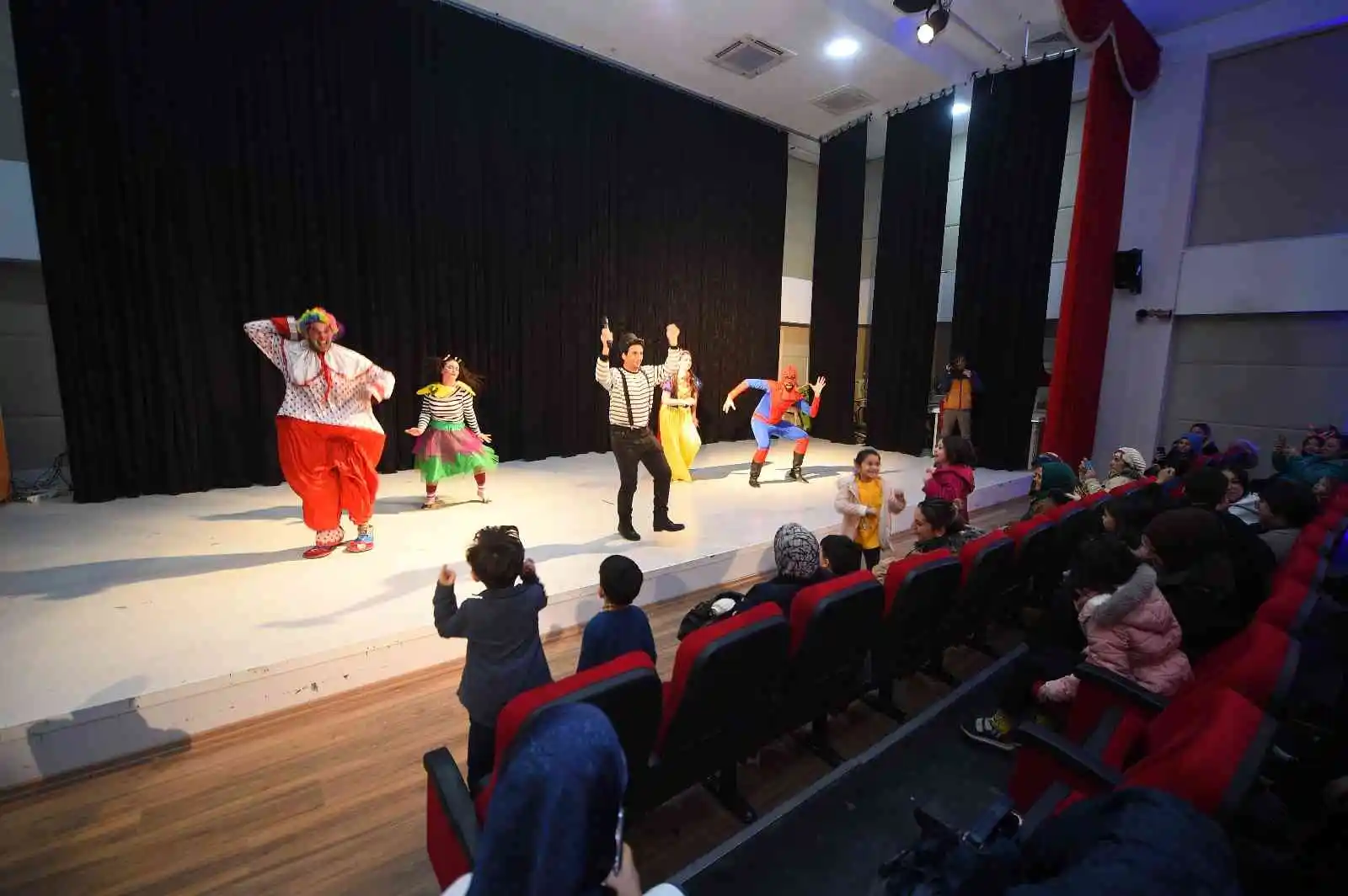 Öğrenciler okul stresini Karne Şenliği’nde atıyor