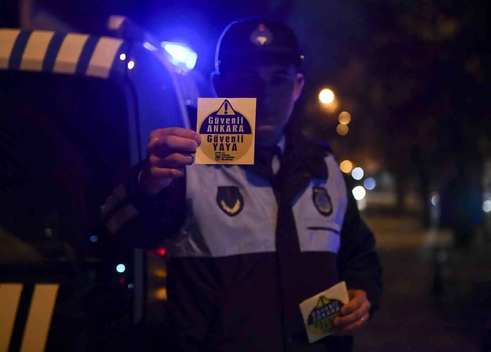 Öğrencilere reflektörlü çıkartma ve kol bandı
