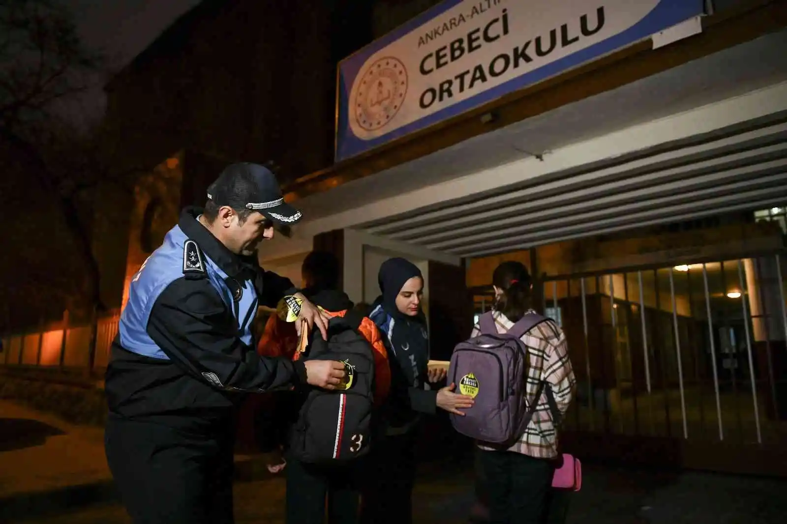 Öğrencilere reflektörlü çıkartma ve kol bandı
