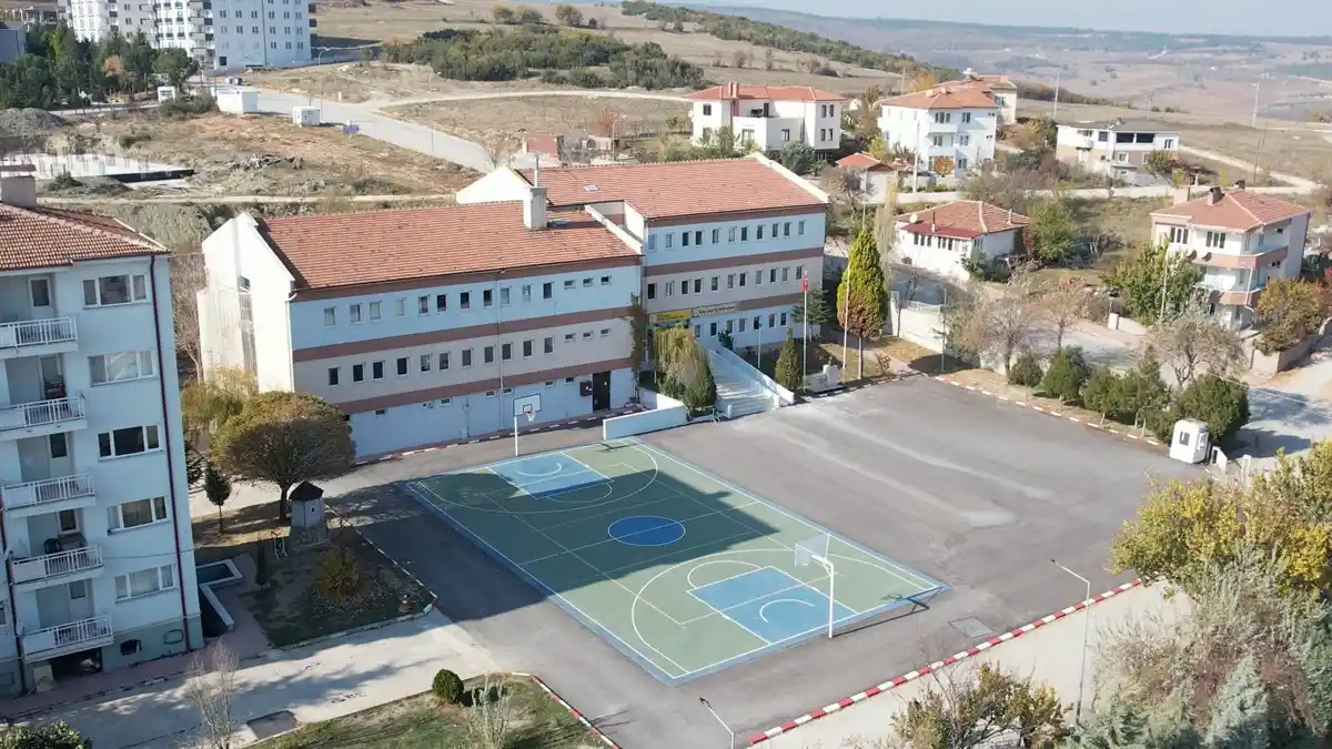 Okul bahçelerinde asfaltlama çalışmaları devam ediyor