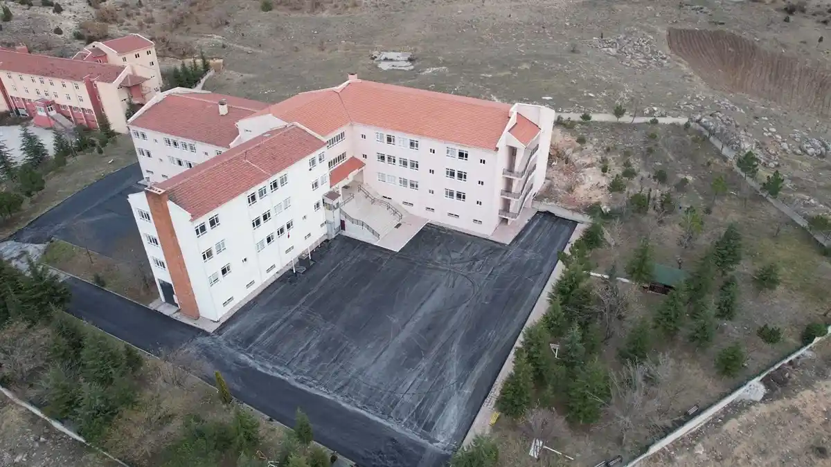 Okul bahçelerinde asfaltlama çalışmaları devam ediyor