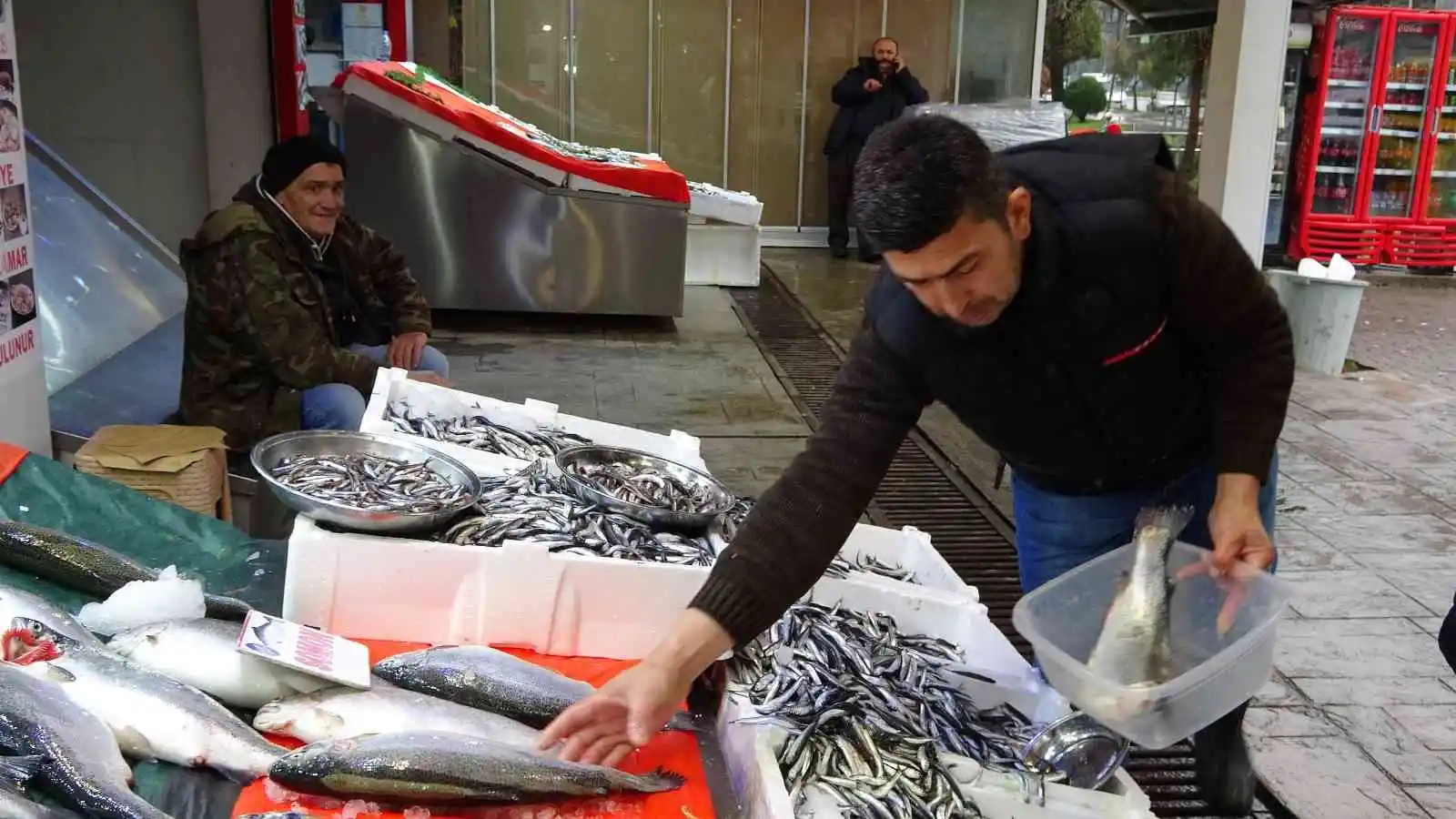 Olumsuz hava balıkçıları etkiledi: Avlanma azalınca fiyatlar arttı
